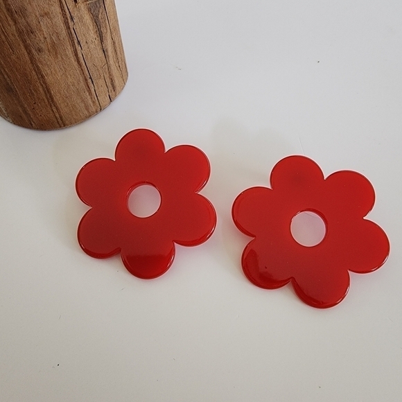 NEW Retro Red Resin Flower Daisy Stud Earrings - Picture 3 of 6